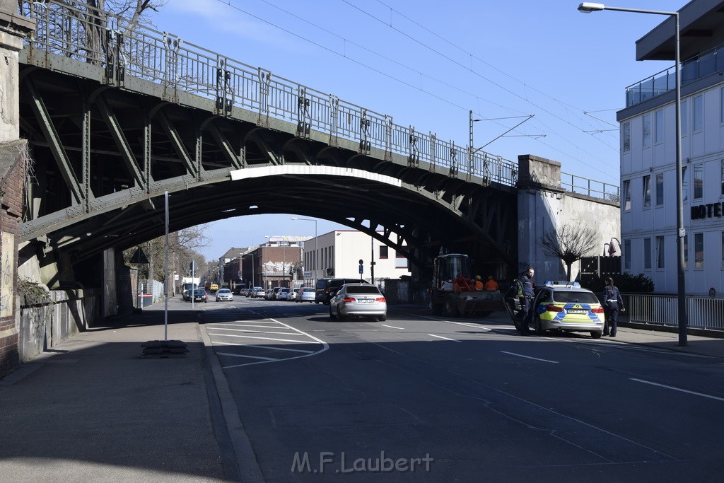 LKW blieb unter Bruecke haengen Koeln Deutz Deutz Muelheimerstr P186.JPG - Miklos Laubert